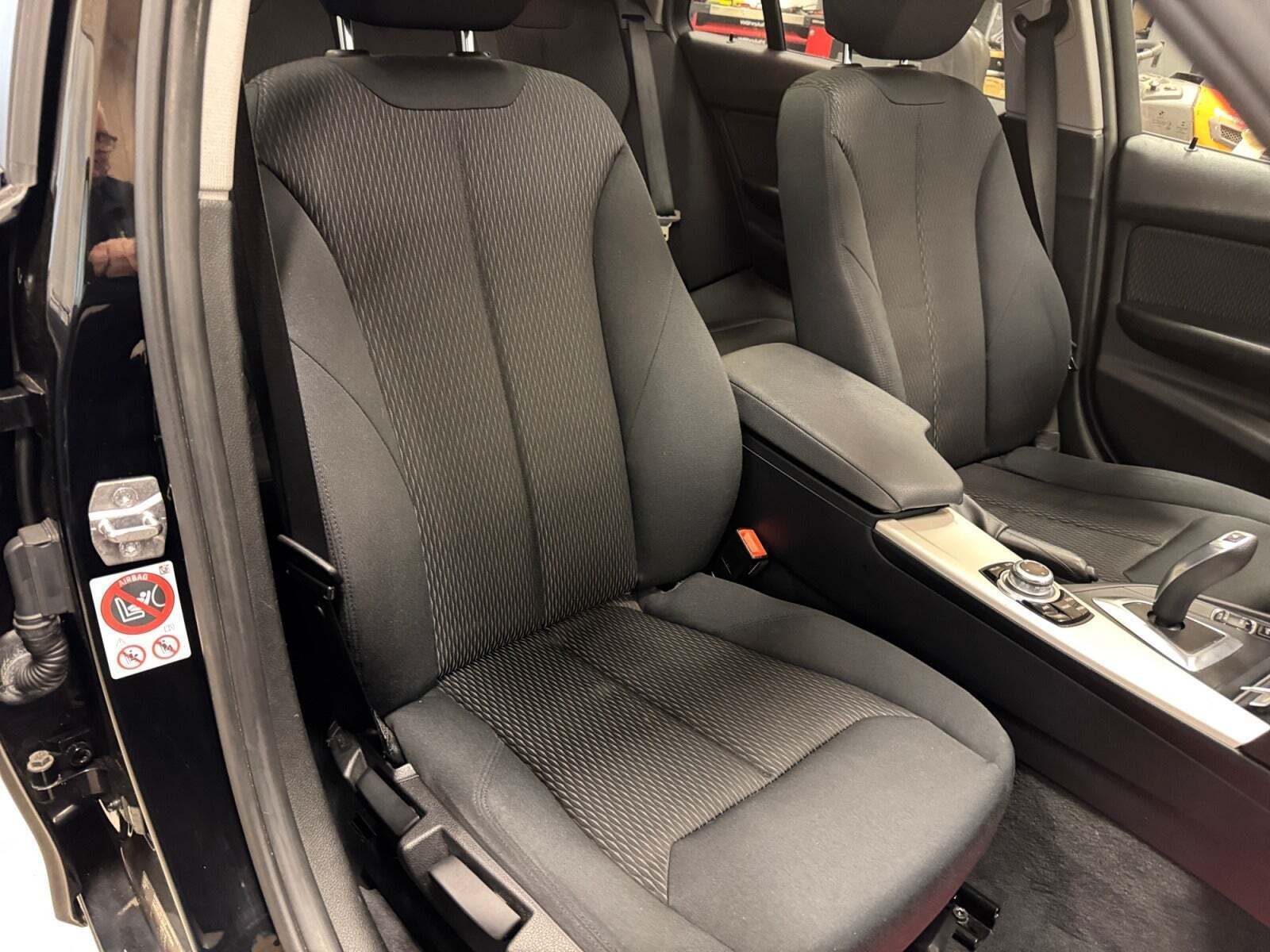 Sort BMW 318d fra 2015