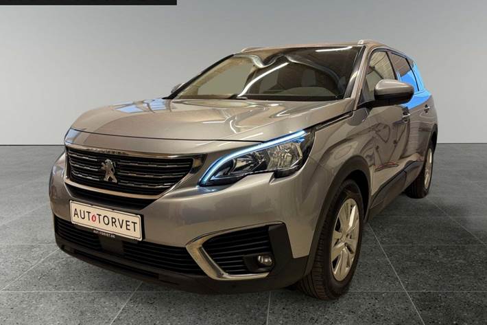 Grå Peugeot 5008 fra 2019 set udefra