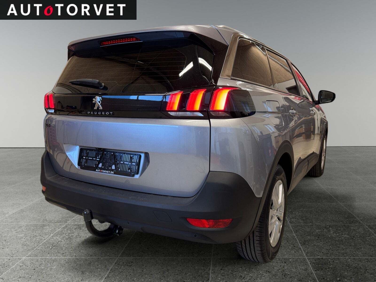 Grå Peugeot 5008 fra 2019