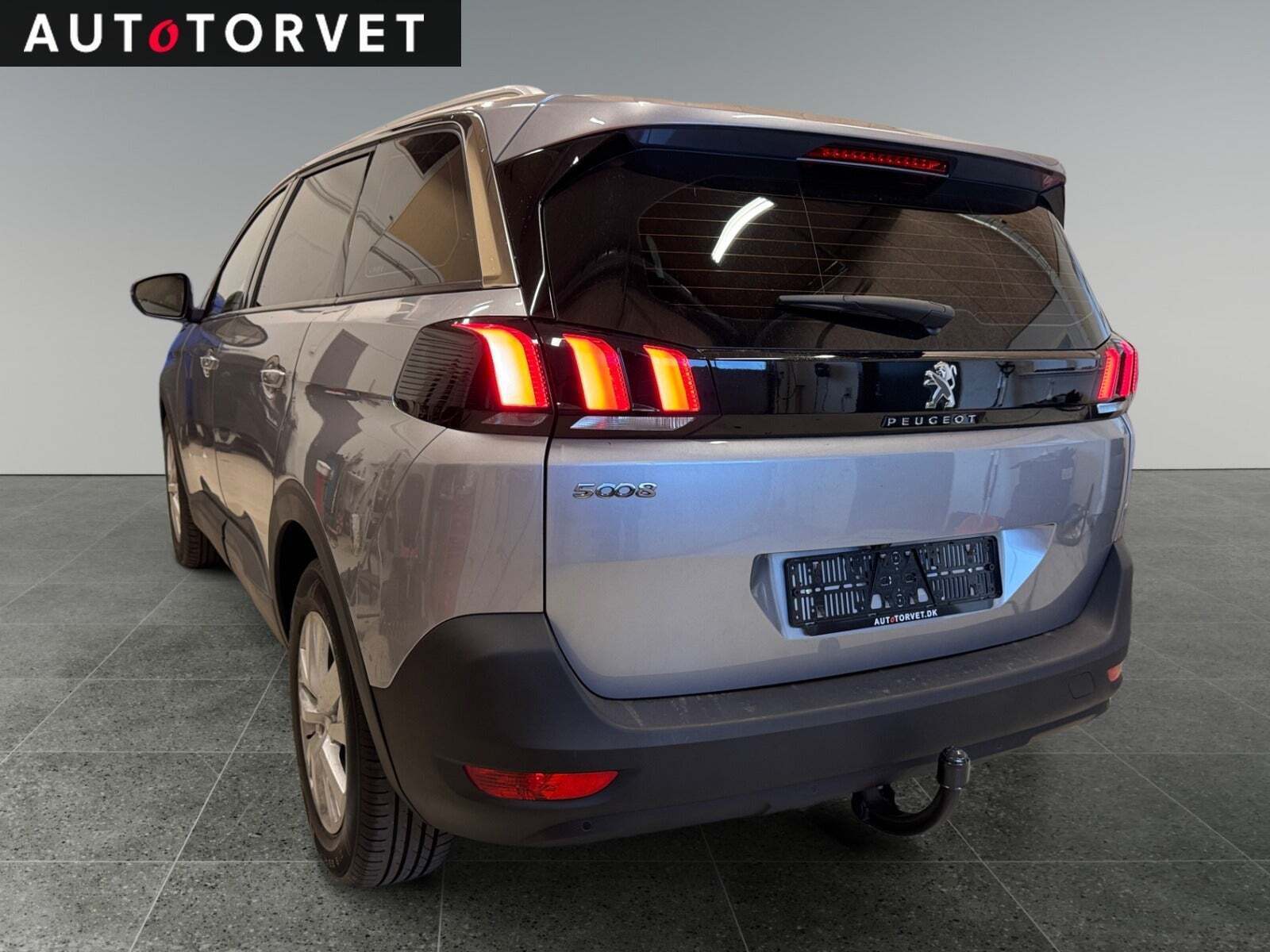 Grå Peugeot 5008 fra 2019