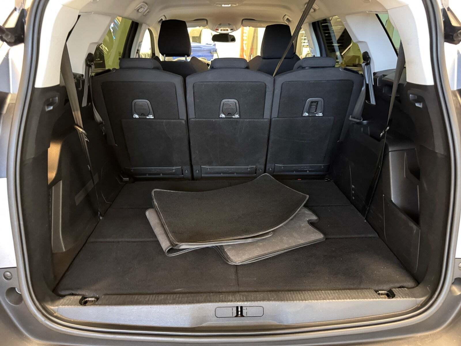 Grå Peugeot 5008 fra 2019