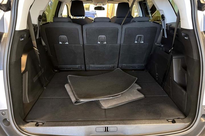 Grå Peugeot 5008 fra 2019