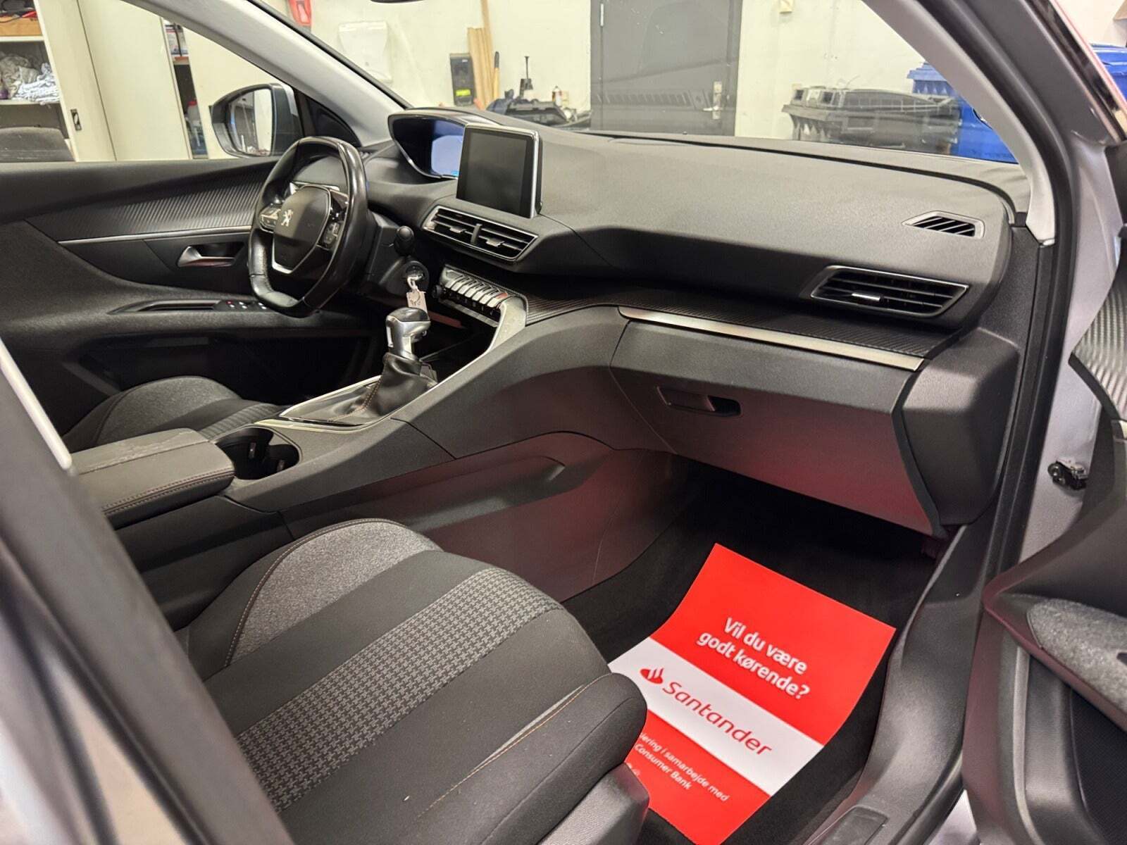 Grå Peugeot 5008 fra 2019