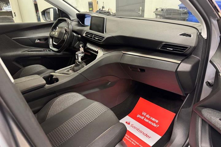 Grå Peugeot 5008 fra 2019