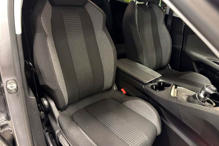 Grå Peugeot 5008 fra 2019