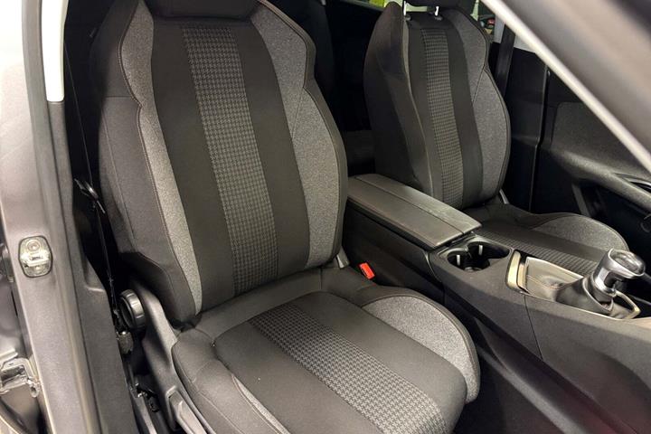 Grå Peugeot 5008 fra 2019