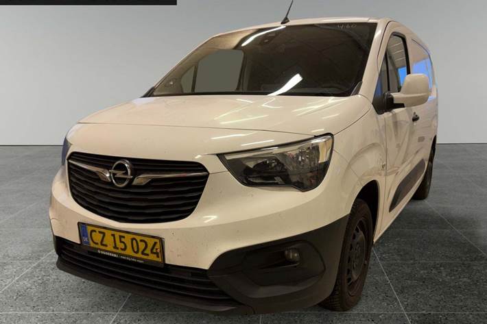 Hvid Opel Combo fra 2021 set udefra