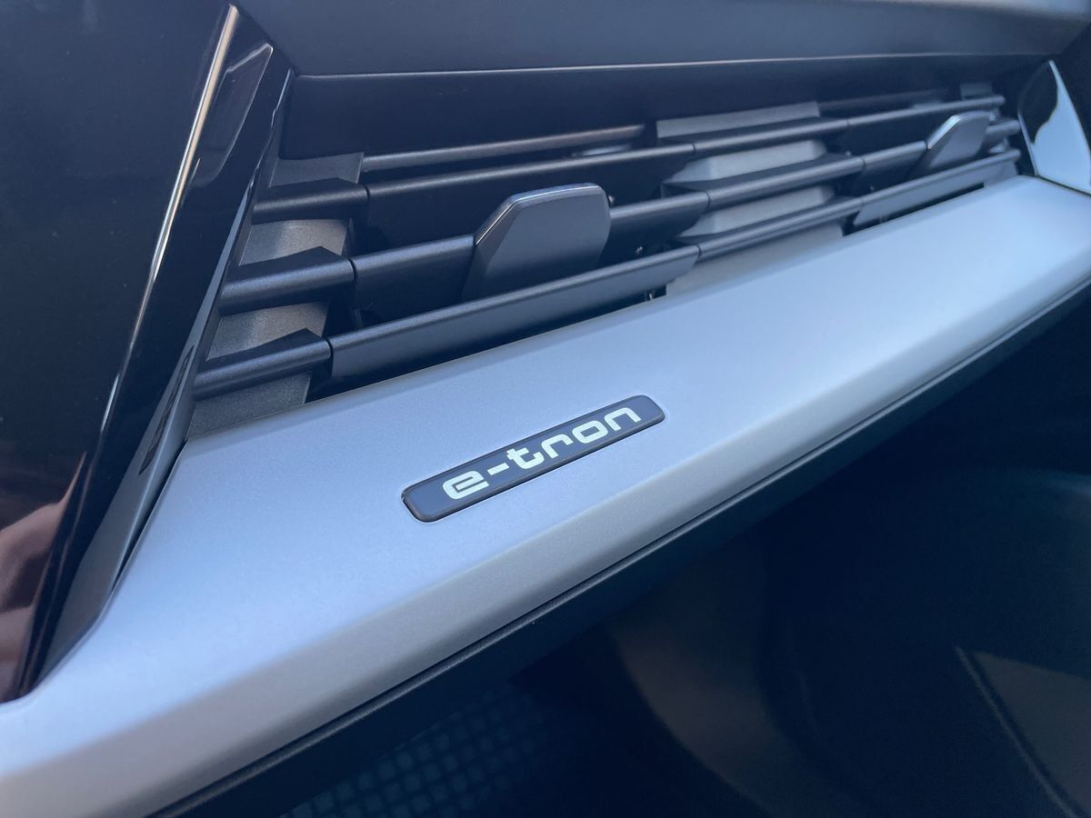 Grå Audi Q4 e-tron fra 2022