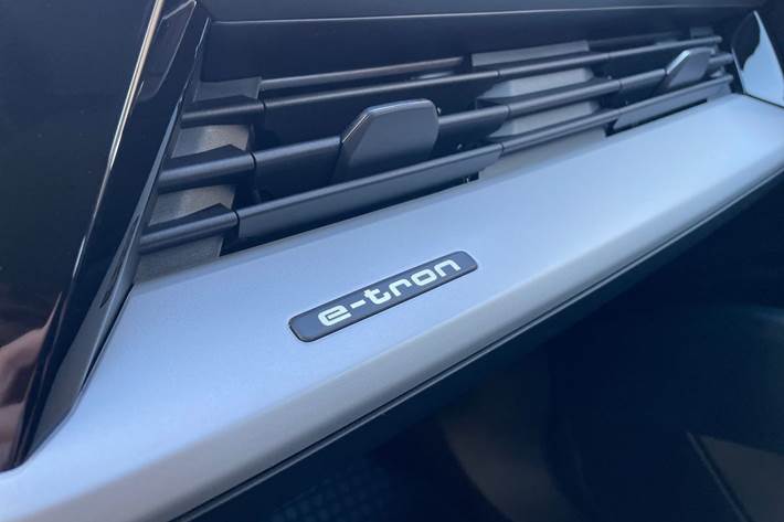 Grå Audi Q4 e-tron fra 2022