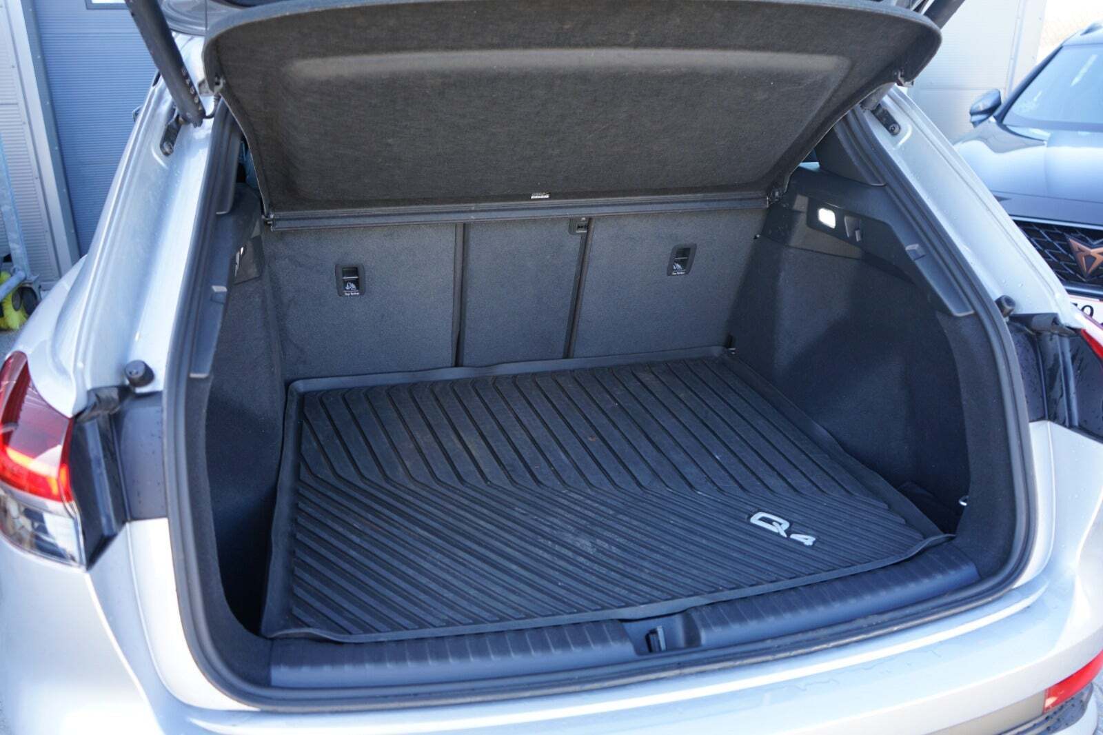 Sølv Audi Q4 e-tron fra 2024