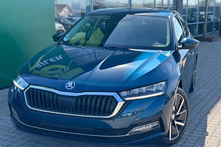Blå Skoda Octavia fra 2020 set udefra