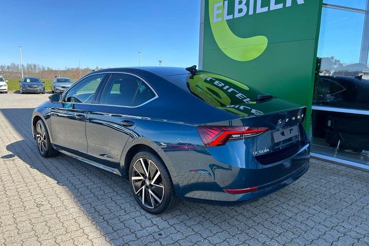 Blå Skoda Octavia fra 2020