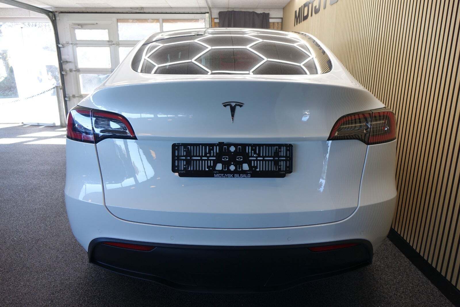 Hvid Tesla Model Y fra 2021