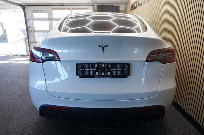 Hvid Tesla Model Y fra 2021