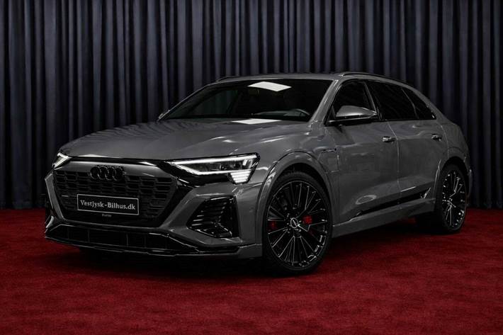 Rød Audi Q8 e-tron fra 2024 set udefra