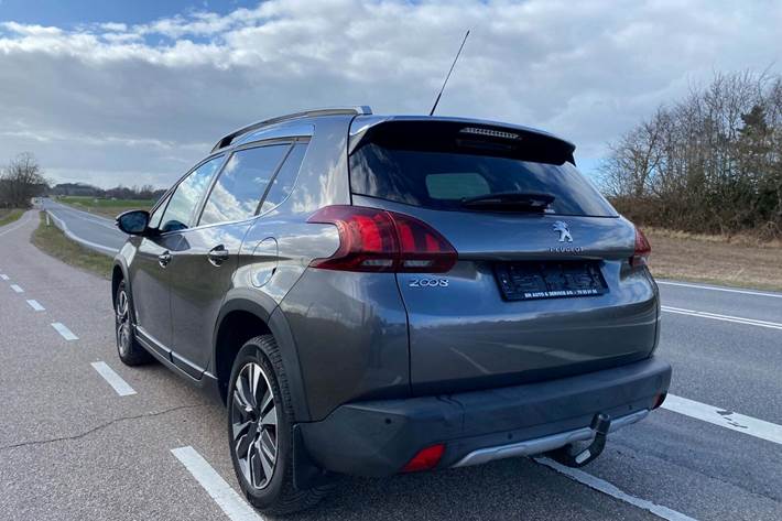 Grå Peugeot 2008 fra 2018