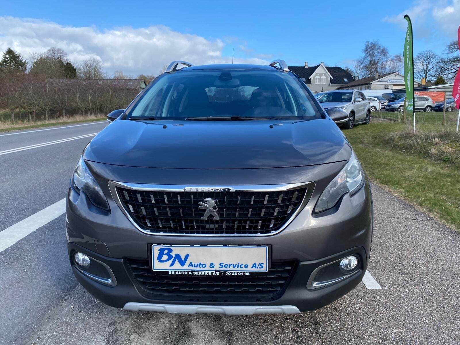 Grå Peugeot 2008 fra 2018