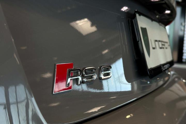 Grå Audi RS6 fra 2014