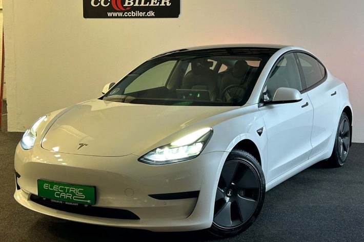 Hvid Tesla Model 3 fra 2023