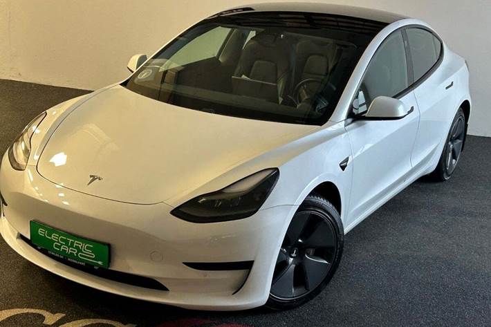 Hvid Tesla Model 3 fra 2023