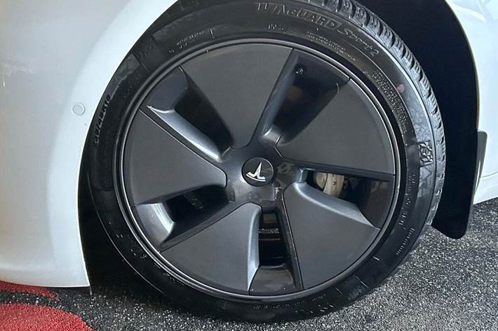 Hvid Tesla Model 3 fra 2023