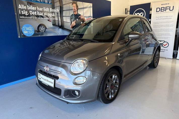 Grå Fiat 500 fra 2015 set udefra