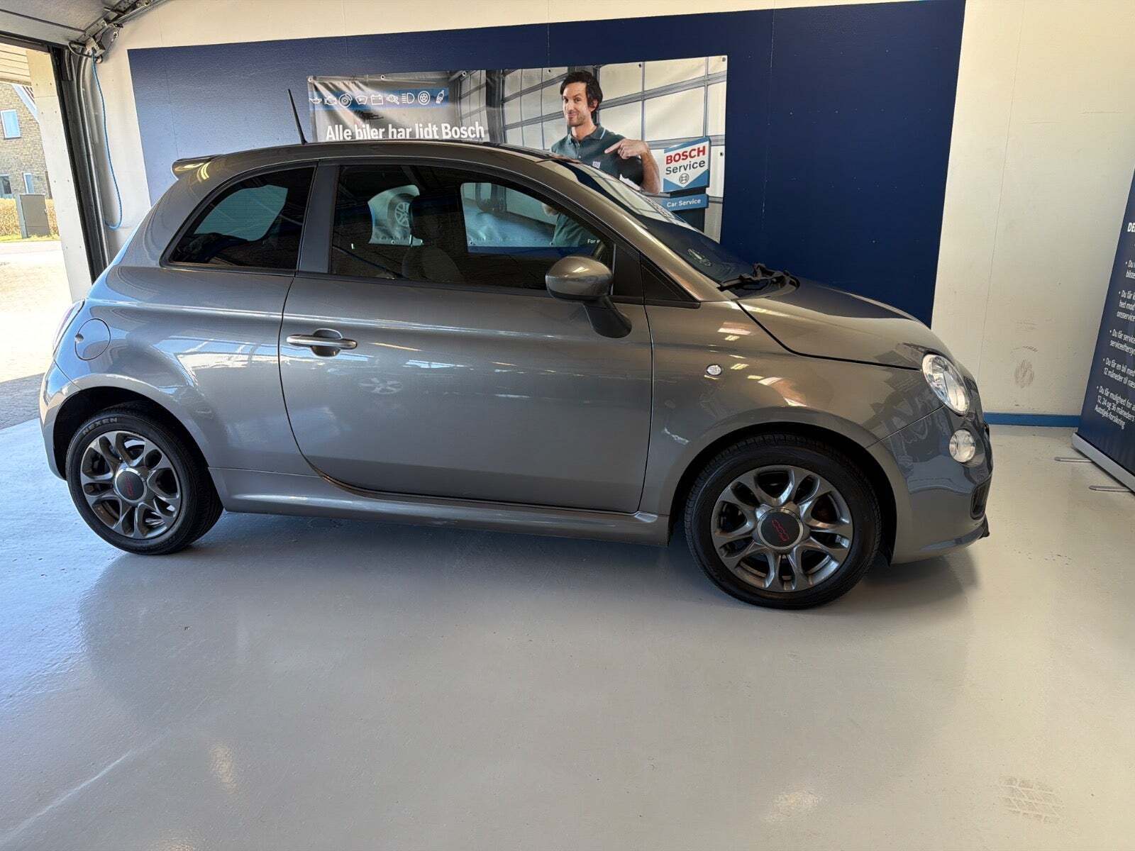 Grå Fiat 500 fra 2015