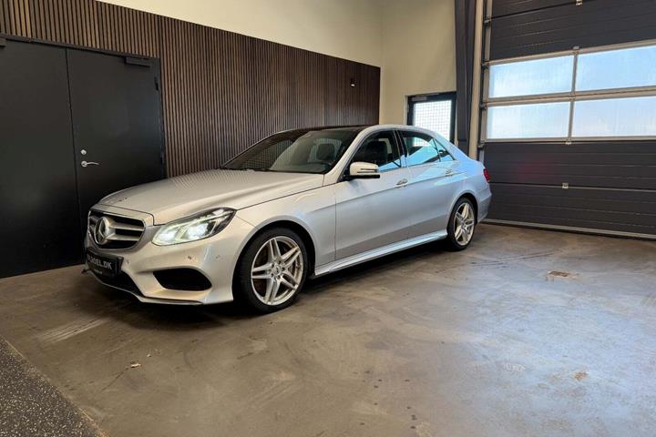 Sølv Mercedes E500 fra 2014 set udefra