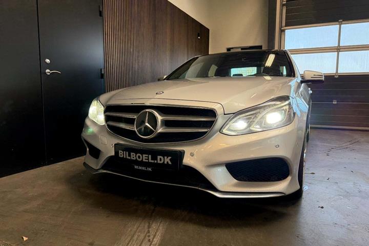 Sølv Mercedes E500 fra 2014 set udefra