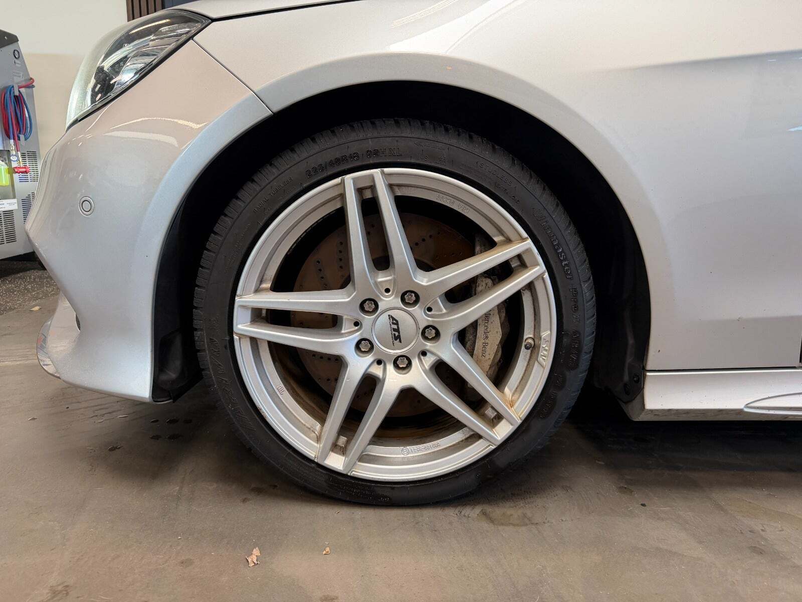 Sølv Mercedes E500 fra 2014 set udefra