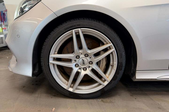 Sølv Mercedes E500 fra 2014 set udefra