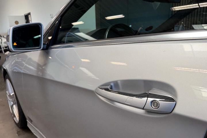 Sølv Mercedes E500 fra 2014 set udefra