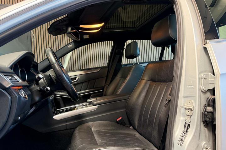 Sølv Mercedes E500 fra 2014 set indefra