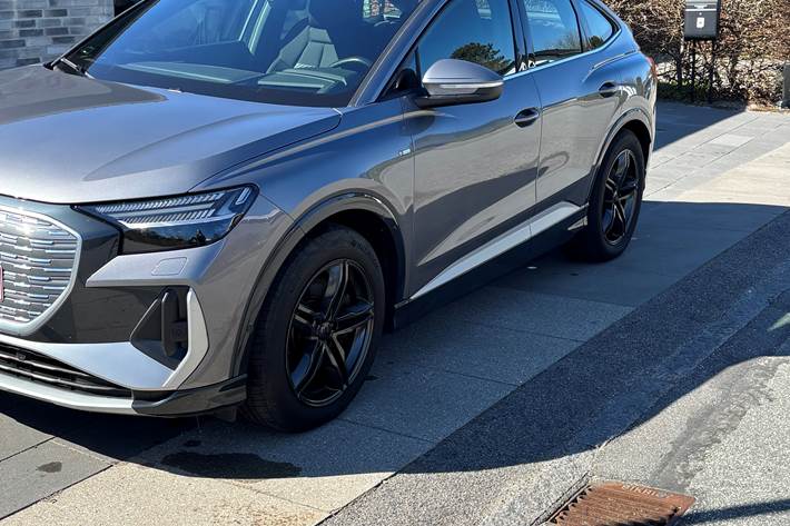 Grå Audi Q4 fra 2022