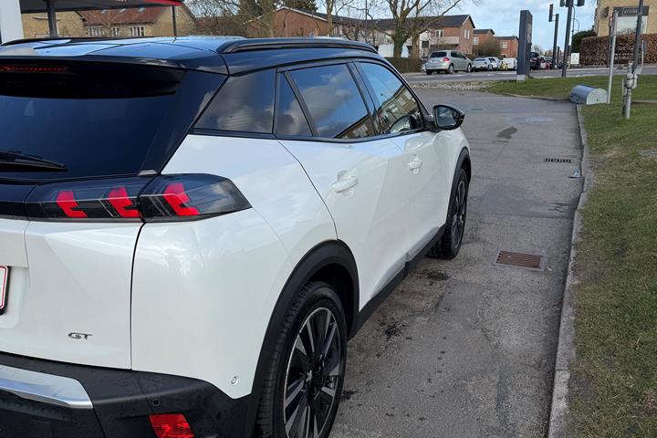 Hvid Peugeot 2008 fra 2021