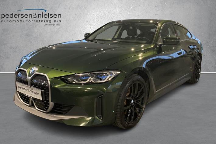 Grøn BMW i4 fra 2023 set udefra