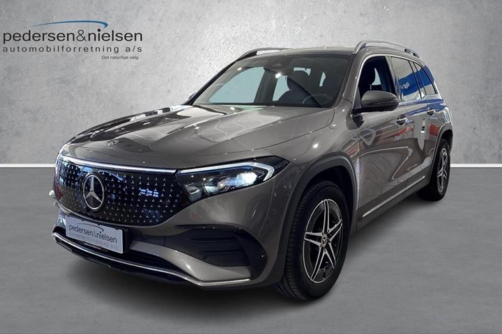 Grå Mercedes EQB 250+ fra 2024 set udefra