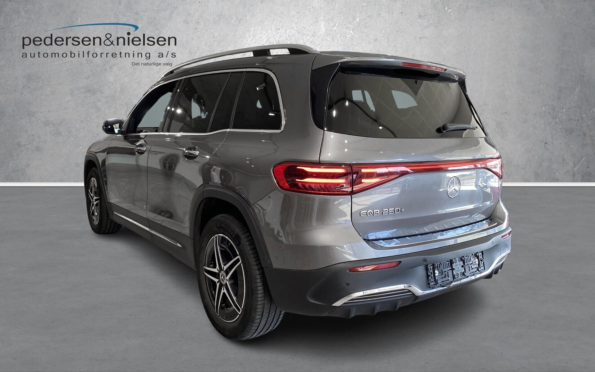 Grå Mercedes EQB 250+ fra 2024