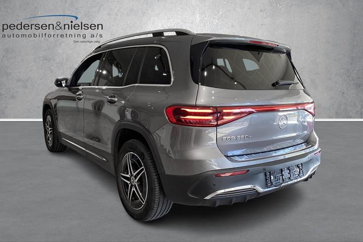 Grå Mercedes EQB 250+ fra 2024
