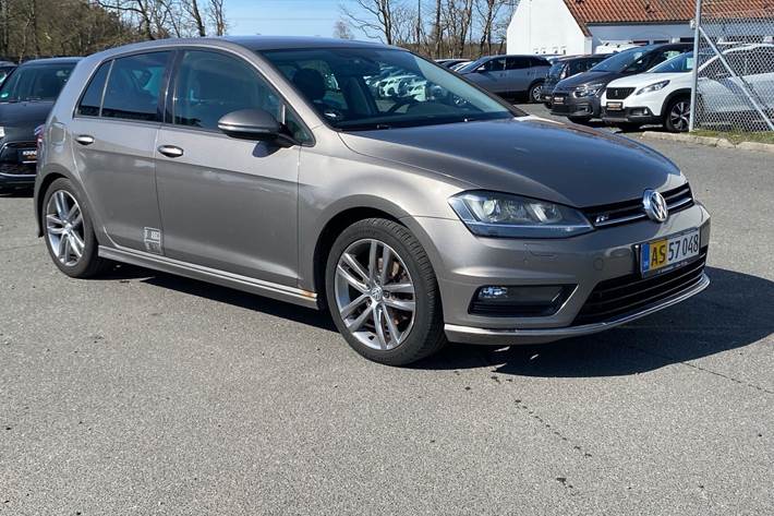 Grå VW Golf fra 2015