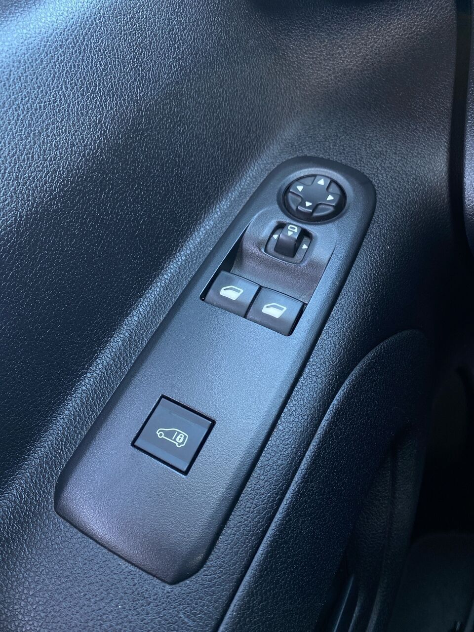 Grå Peugeot Partner fra 2019