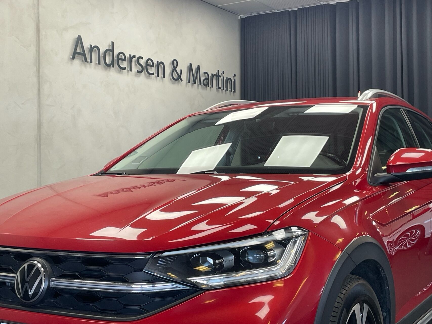 Rød VW Taigo fra 2022 set udefra