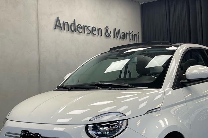 Hvid Fiat 500e fra 2023