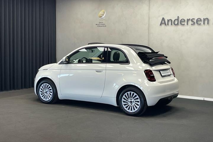 Hvid Fiat 500e fra 2023