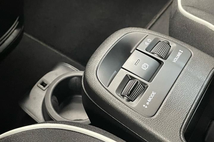 Hvid Fiat 500e fra 2023