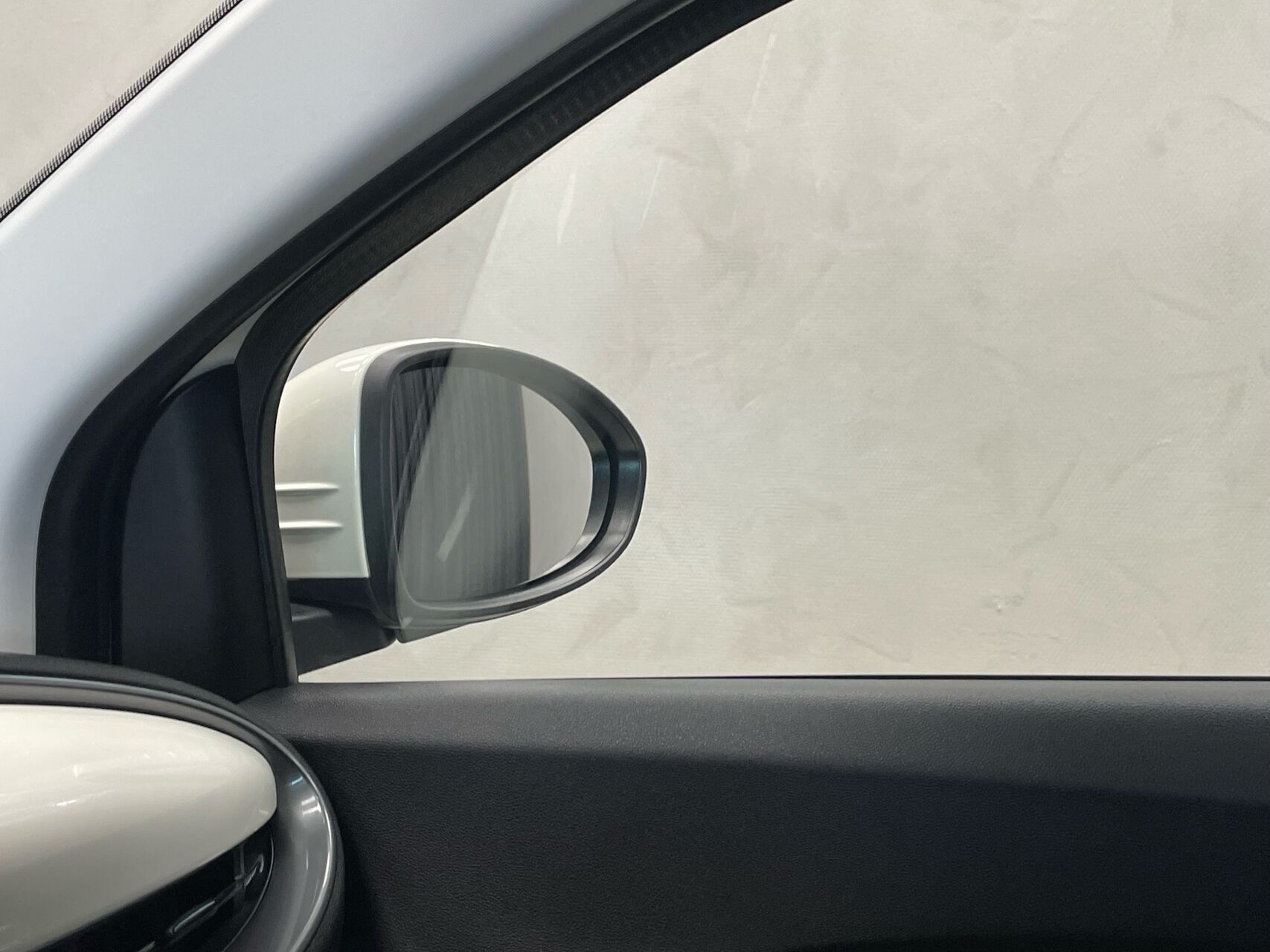 Hvid Fiat 500e fra 2023