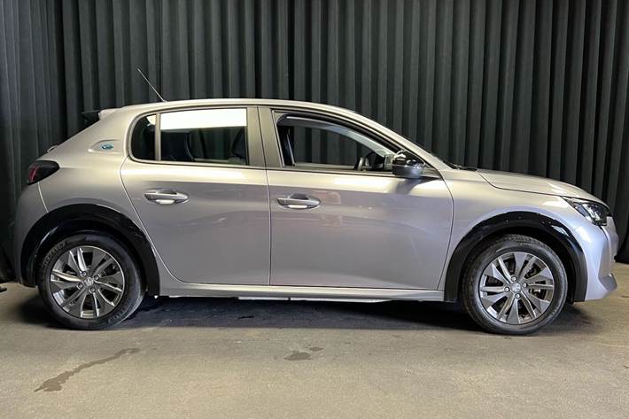 Grå Peugeot e-208 fra 2022