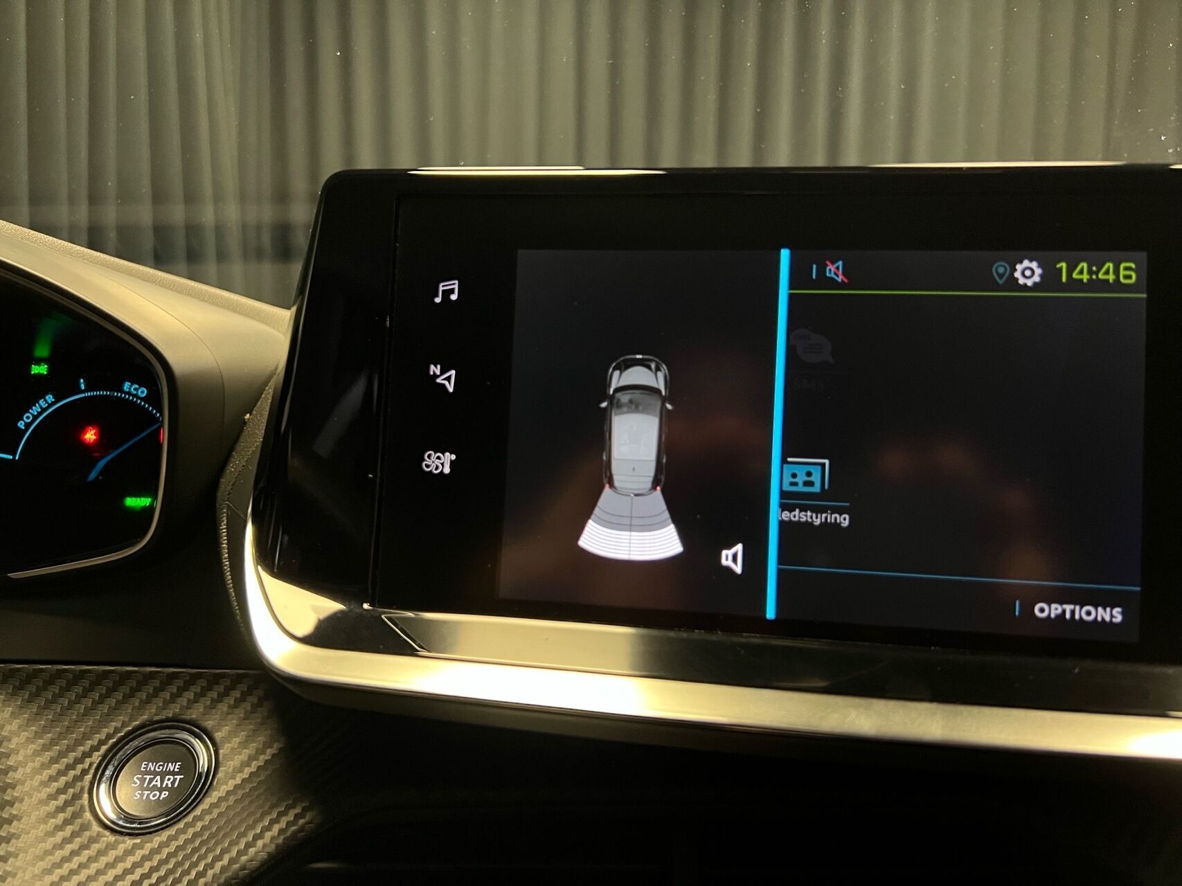 Grå Peugeot e-208 fra 2022