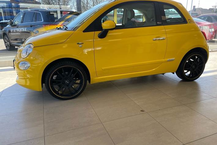 Gul Fiat 500C fra 2018