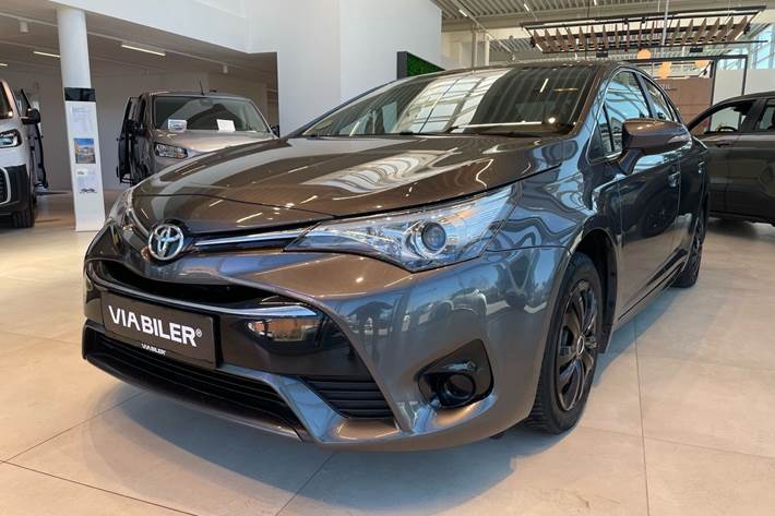 Grå Toyota Avensis fra 2016